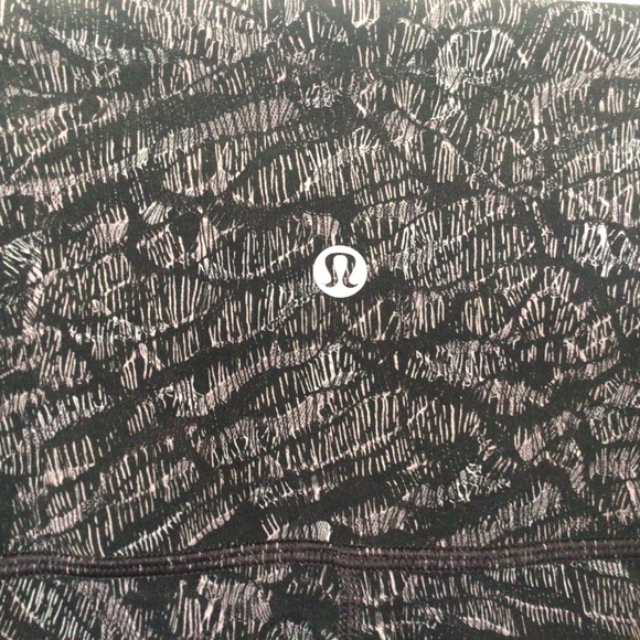 LULULEMON WUNDER UNDER HIGH RISE 23” SCALLOP HEM CROPS 23” ORIGAMI LACE BLACK. - Picture 9 of 16